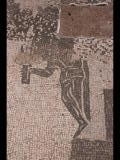 02864 ostia - regio v - insula v - caseggiato dell'invidioso (v,v,1) - mosaik - menschliche figur haelt ein rechteckiges objekt - 06-2024.jpg